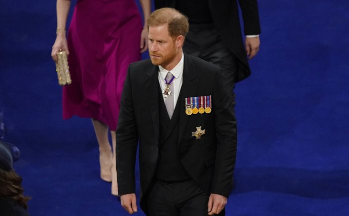 Harry relegado en la coronación de su padre, mientras Andrés revindica su sitio