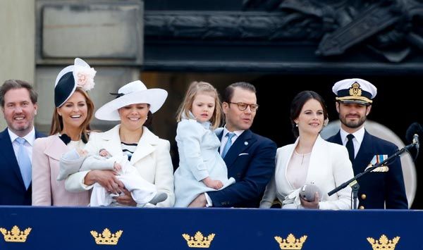 La Familia Real sueca ha salido a saludar desde el palacio real de Estocolmo
