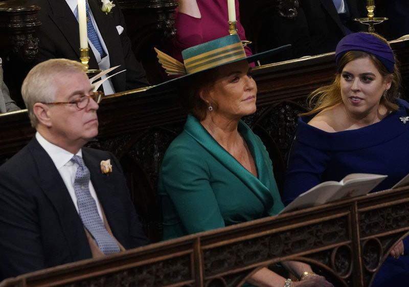 Príncipe Andrés con Beatriz de York y Sarah Ferguson