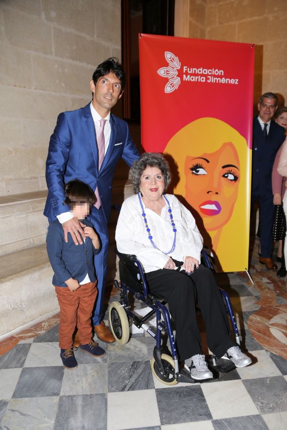 Alejandro con su madre y su hijo en la presentación de la Fundación María Jiménez