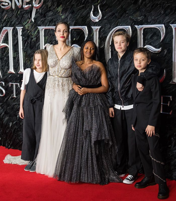 Angelina Jolie junto a cuatro de sus seis hijos