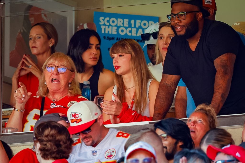 En septiembre de 2023 Taylor Swift fue captada por primera vez 
 en un juego de su novio Travis Kelce; en aquella ocasión se le vio en un palco del Arrowhead Stadium junto a la familia del jugador.