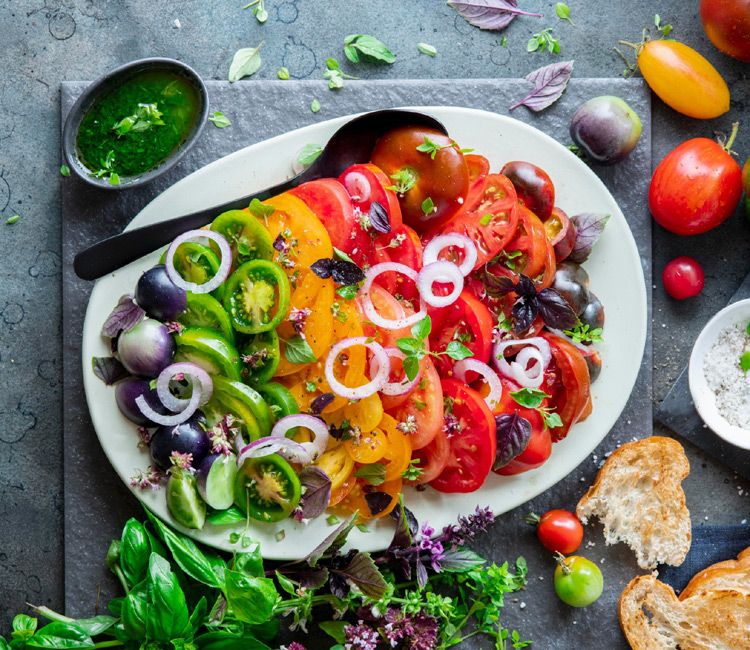 Ensalada 'arcoiris' de tomate con aceite de hierbas