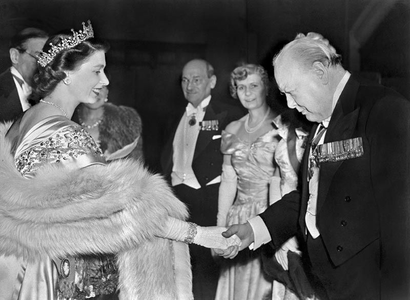 Isabel II y Winston Churchill