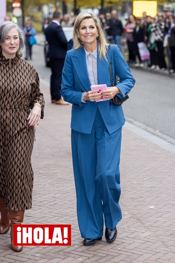 La reina Máxima vuelve a Países Bajos vestida de traje con botas de plataforma 'track'