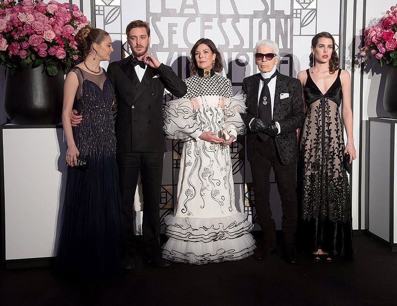 Plano entero de Carolina de Mónaco con Karl Lagerfeld, Carlota, Beatriz y Pierre Casiraghi