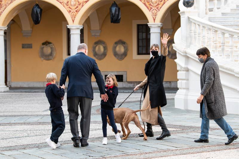 Alberto de Mónaco y Charlene de Mónaco con sus hijos y la princesa Estefanía