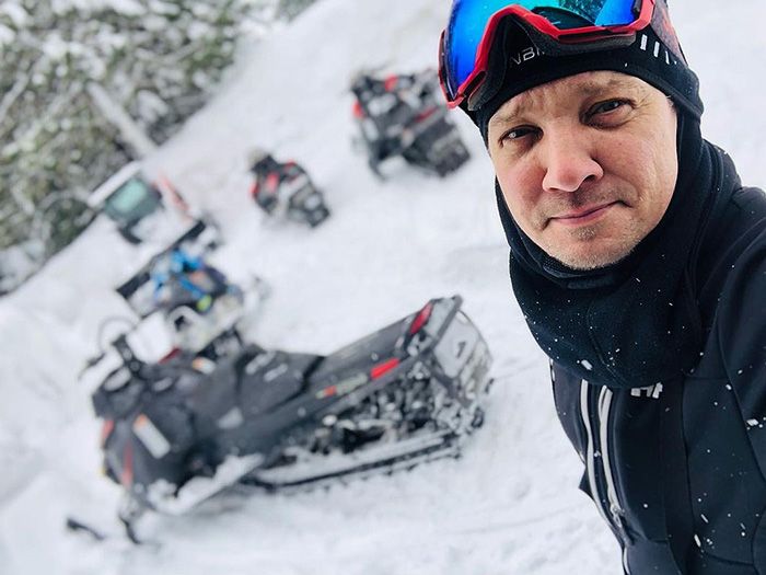 Jeremy Renner en la nieve 