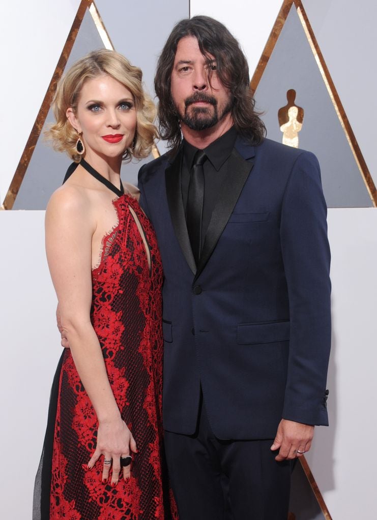 Dave Grohl y su mujer Jordyn Blum en la 88ª edición de los Academy Awards en Hollywood & Highland Center, en febrero de 2016