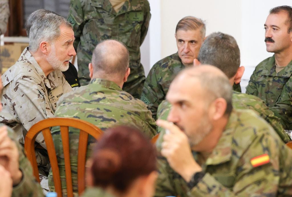 El Rey visita la Base Militar “Jaime I” en Bétera (Valencia), donde se encuentran las distintas unidades del Ejército que están ayudando a los afectados por la DANA.