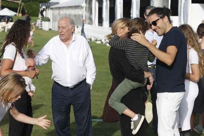 Marta Ortega, con su hijo en brazos, junto a su marido y su padre