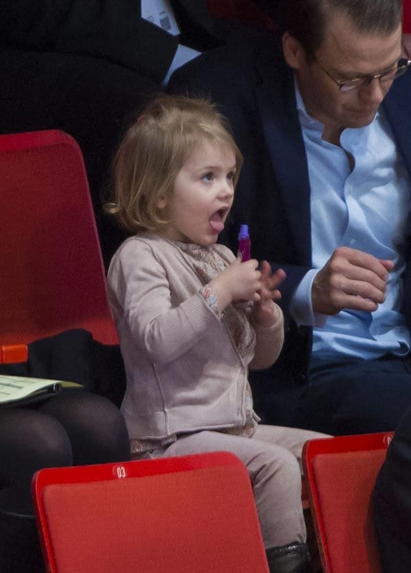 La princesa Estelle, que tomó en un descanso un yogurt bebible muy cómodo para llevar a la hora de la merienda, parecía seguir con atención el desarrollo de las actuaciones de los patinadores pese a su corta edad, incluso aplaudió varias veces al ritmo de la música 