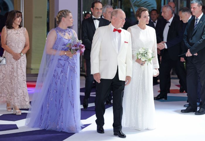 Alberto y Charlene de Mónaco llegando con Camille Gottlieb al Baile de la Cruz Roja