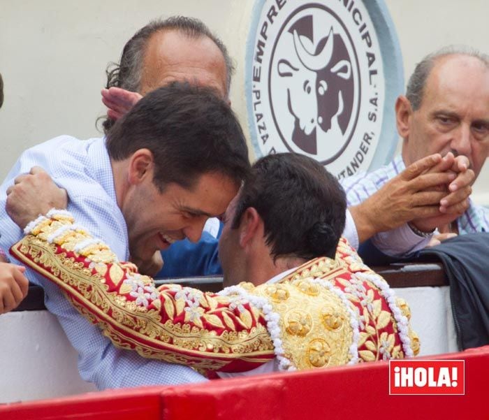 Tras una faena que consiguió poner a los aficionados en pie, Enrique recibió una cariñosa felicitación de su amigo Luis Alfonso de Borbón, que estaba en la plaza (Foto Look Press)
