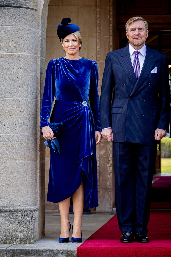 Máxima de Holanda vestido terciopelo azul Chipre