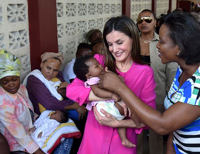 La reina Letizia muestra en Haití su faceta más maternal