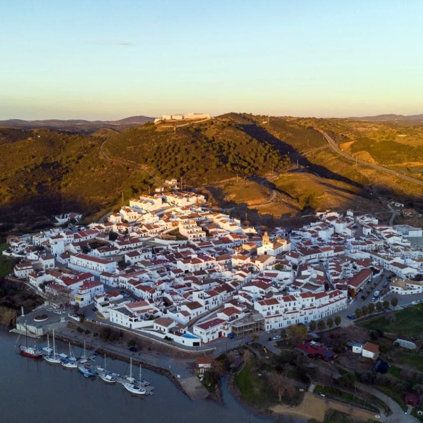 Panorámica de Sanlúcar de Guadiana en Huelva visto desde Portugal.