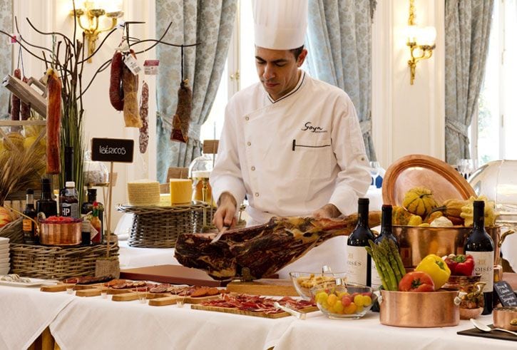 La propuesta que este legendario hotel capitalino ofrece cada domingo va mucho más allá del brunch tradicional para convertirse en un verdadero banquete.
