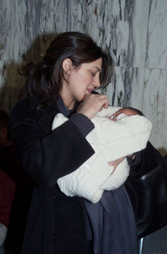 Mónica Molina con su hija Candela recién nacida