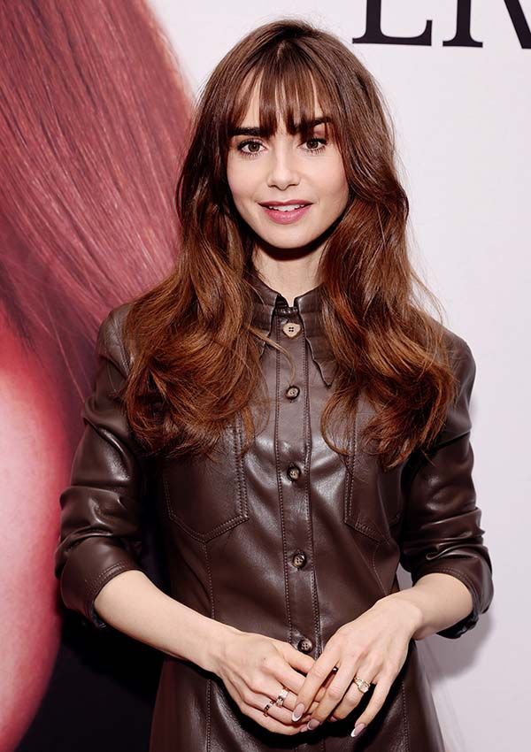 Lily Collins con flequillo cortina