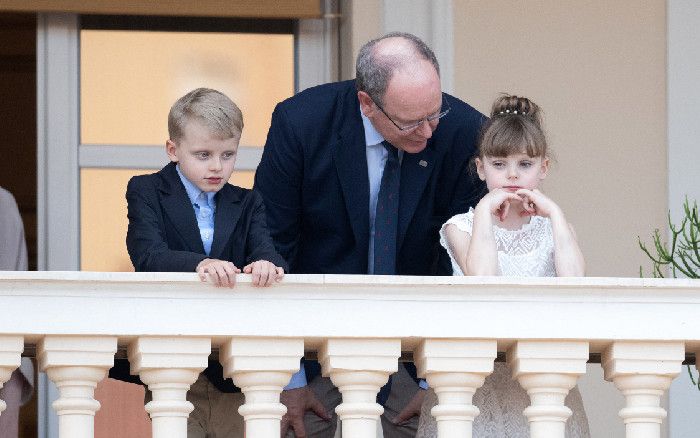 Los gestos más simpáticos de Jacques y Gabriella de Mónaco junto a sus padres en la Noche de San Juan