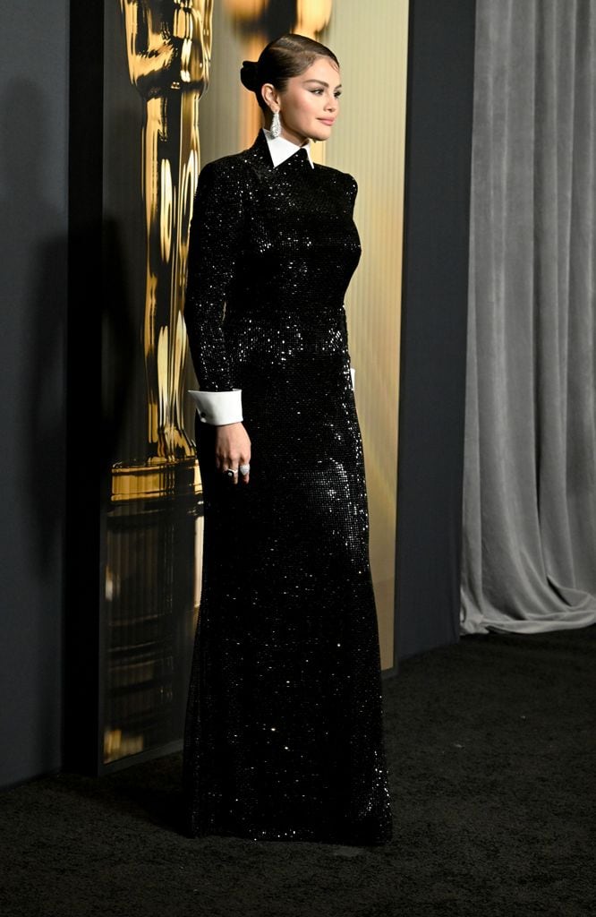 Selena Gomez en los Governors Awards 2024 con vestido de Ralph Lauren y exclusivas joyas