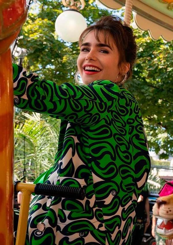 lily collins chaqueta verde estampada