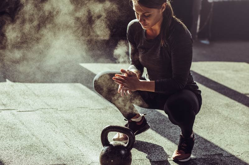 chica kettlebell sentada