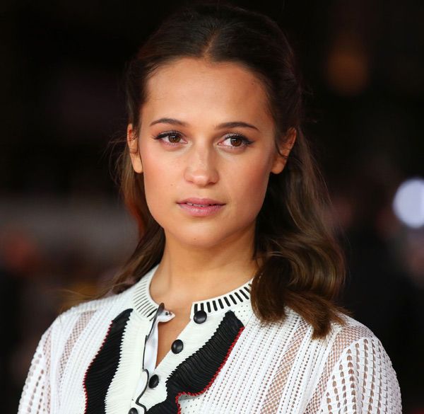 Una piel muy hidratada, perfilador negro, un toque de colorete y labial rosa es lo único que necesita Alicia Vikander (Suecia, 1988) para lucir así de radiante.
