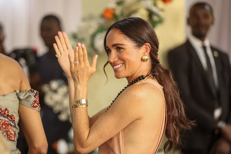 Meghan Markle reaparece en Nigeria y manda un mensaje a la Familia Real con su vestido 'Windsor'