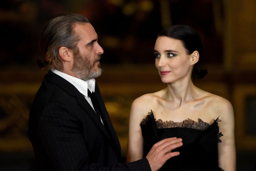 Rooney Mara y Joaquin Phoenix en un pase de María Magdalena en 2018 en Londres