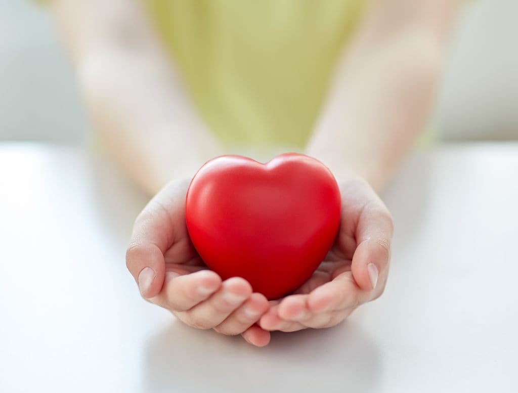 Niño con un corazón en la mano, en el contexto de frases de paz para niños