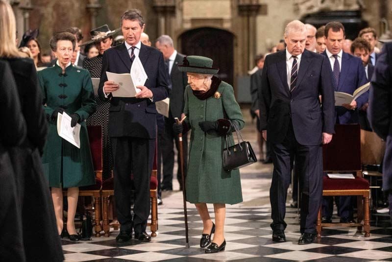 Andrés de Inglaterra con su madre