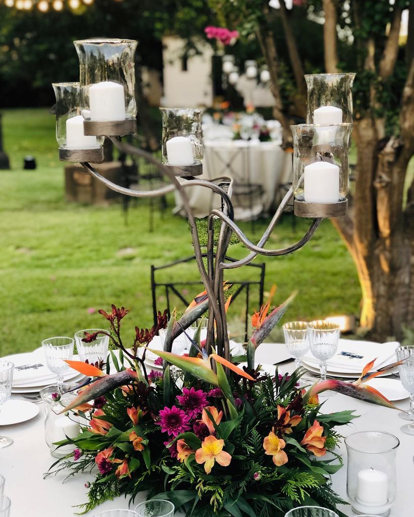 Decoración de bodas con candelabros exótica