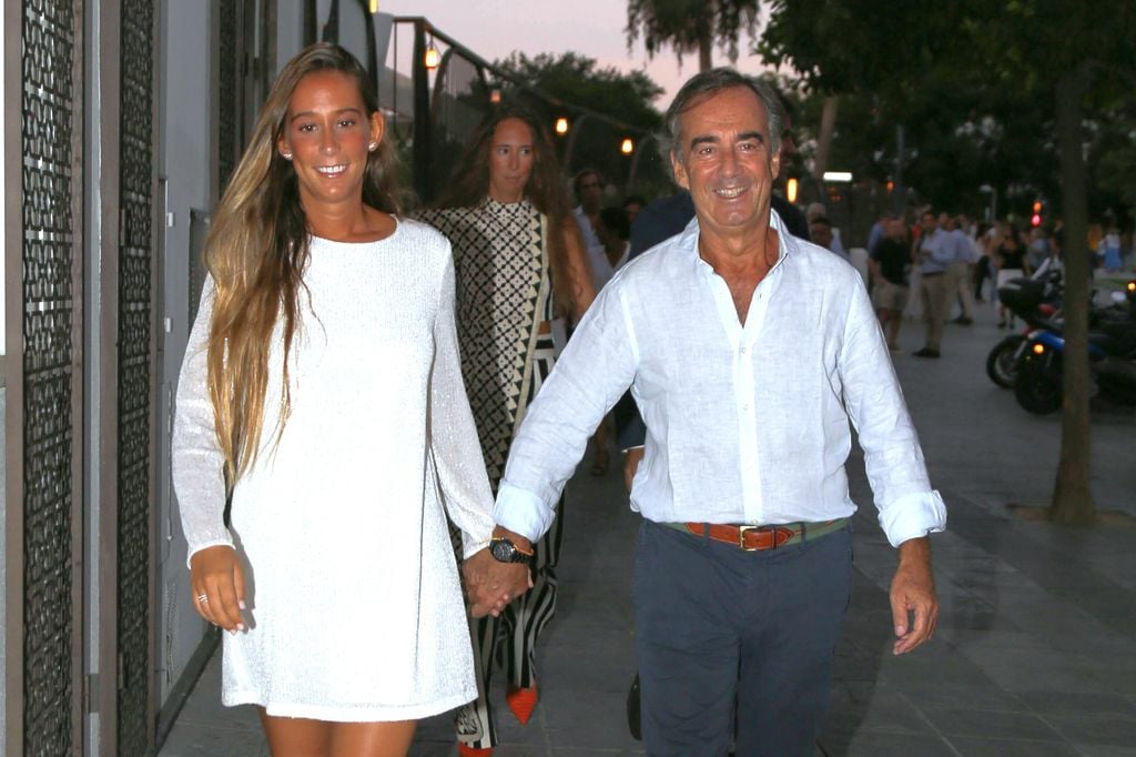 Constanza Villa-Mir llegando con su padre Juan Villar-Mir de Fuentes a su preboda en Sevilla el 4 de octubre de 2024