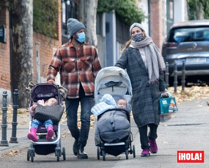 Manuel Carrasco y Almudena Navalón con sus hijos