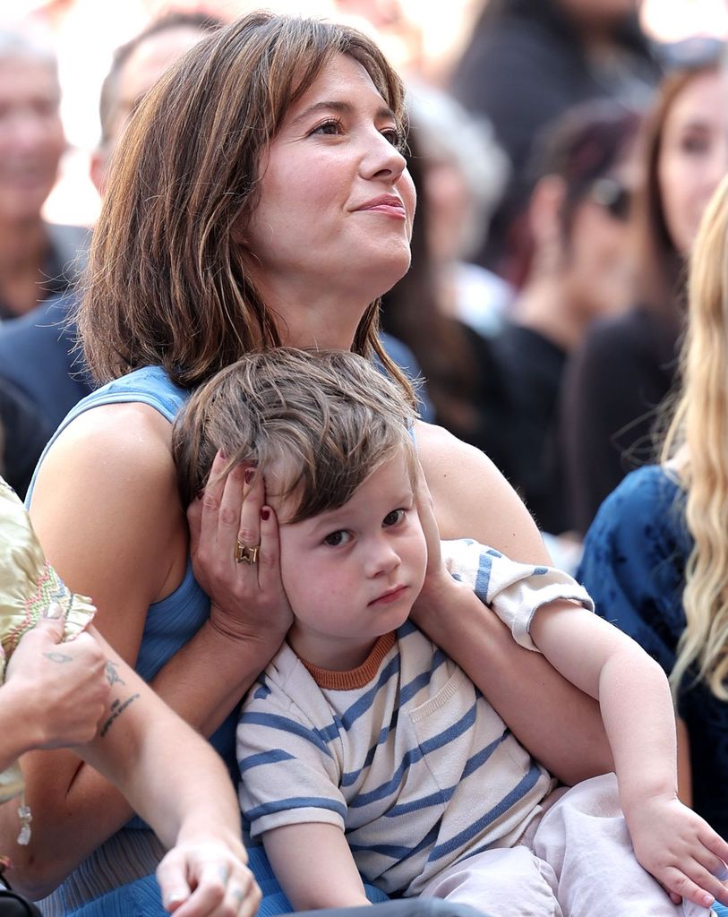 La esposa de Ewan McGregor, Mary Elizabeth Winstead, con su hijo el día que el actor recibe la Estrella de la Fama el 12 septiembre de 2024