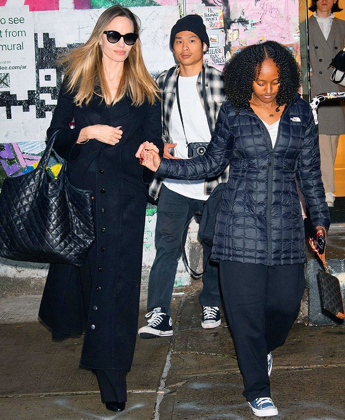 Angelina Jolie con sus hijos Pax y Zahara en Nueva York