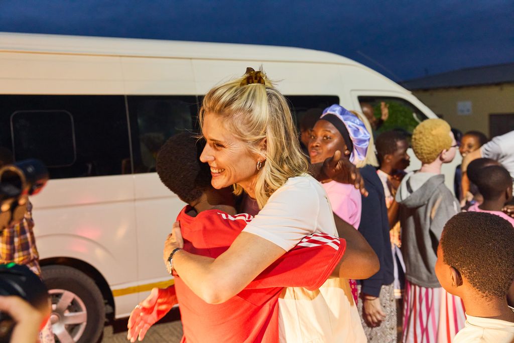 Judit Mascó abrazando a un niño en Mozambique