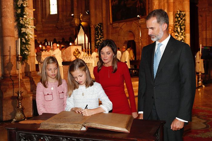 Los Reyes Felipe y Letizia con sus hijas en Covadonga