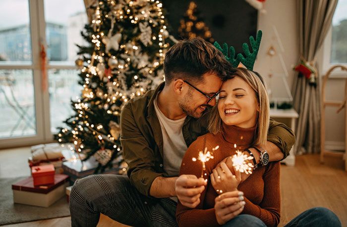 pareja feliz en Navidad