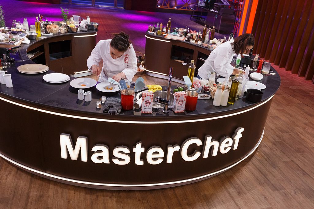 Marina River e Inés Hernand cocinando en la final de MasterChef Celebrity 9