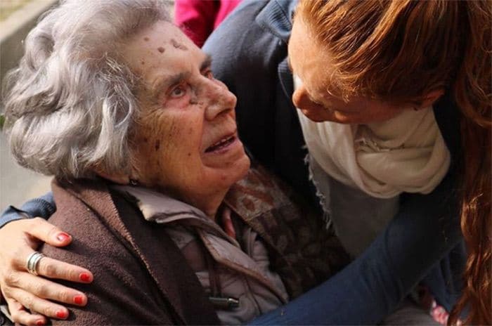 María Castro se despide de su abuela, rota de dolor