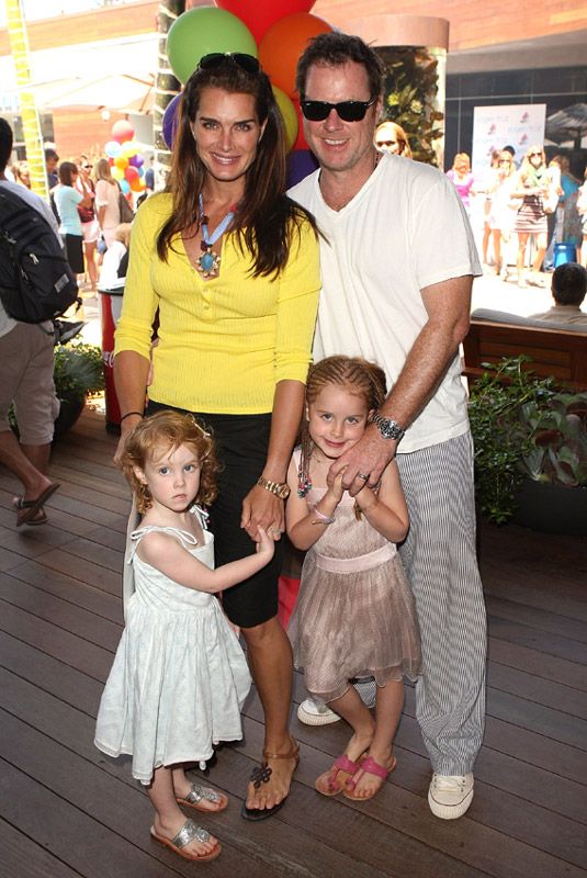 Brooke Shields junto a sus marido y sus hijas 