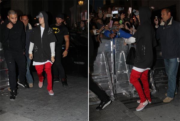 Justin salió de su hotel y se acercó unos minutos a hablar con las decenas de fans que le esperaban, aunque trató de pasar desapercibido con esta sudadera con capucha
