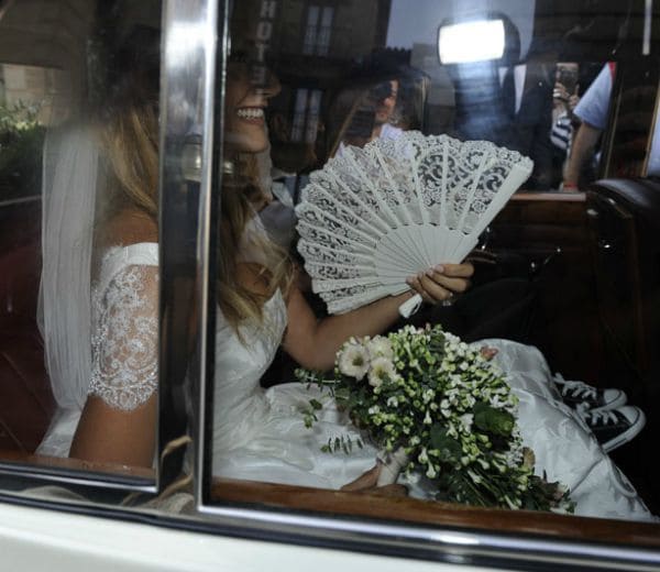 Alba Carrillo, a su llegada al Alcázar de Toledo, con un vestido clásico de Rosa Clará, y pendientes y peineta con broche de Suárez.
