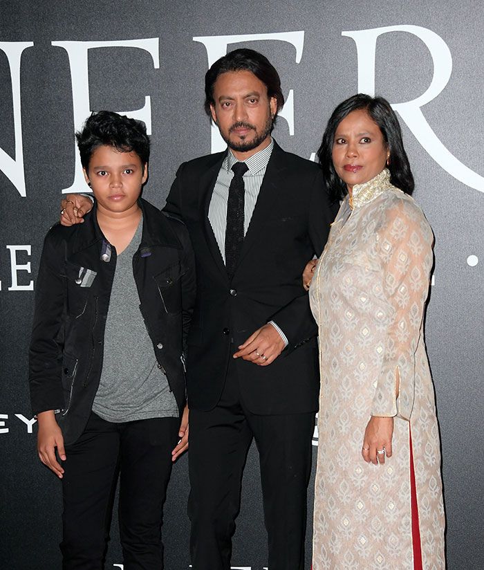 Irrfan Khan con su mujer y uno de sus hijos