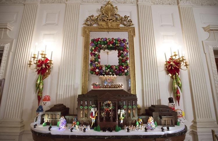 ¿Una gran Casa Blanca de gengibre? ¿Y por qué no? Todo es posible en este despliegue de adornos que incluso cuenta con pequeñas figuritas que se acercan a las puertas de esta pequeña miniatura
