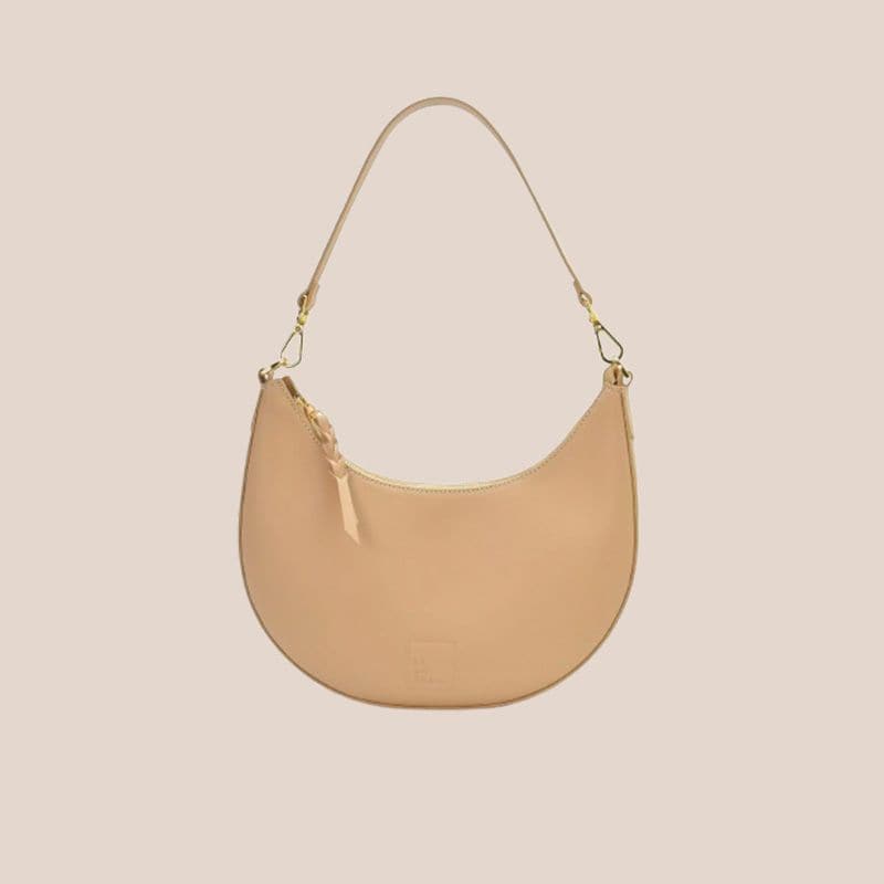 Bolso media luna de piel color beige Leandra