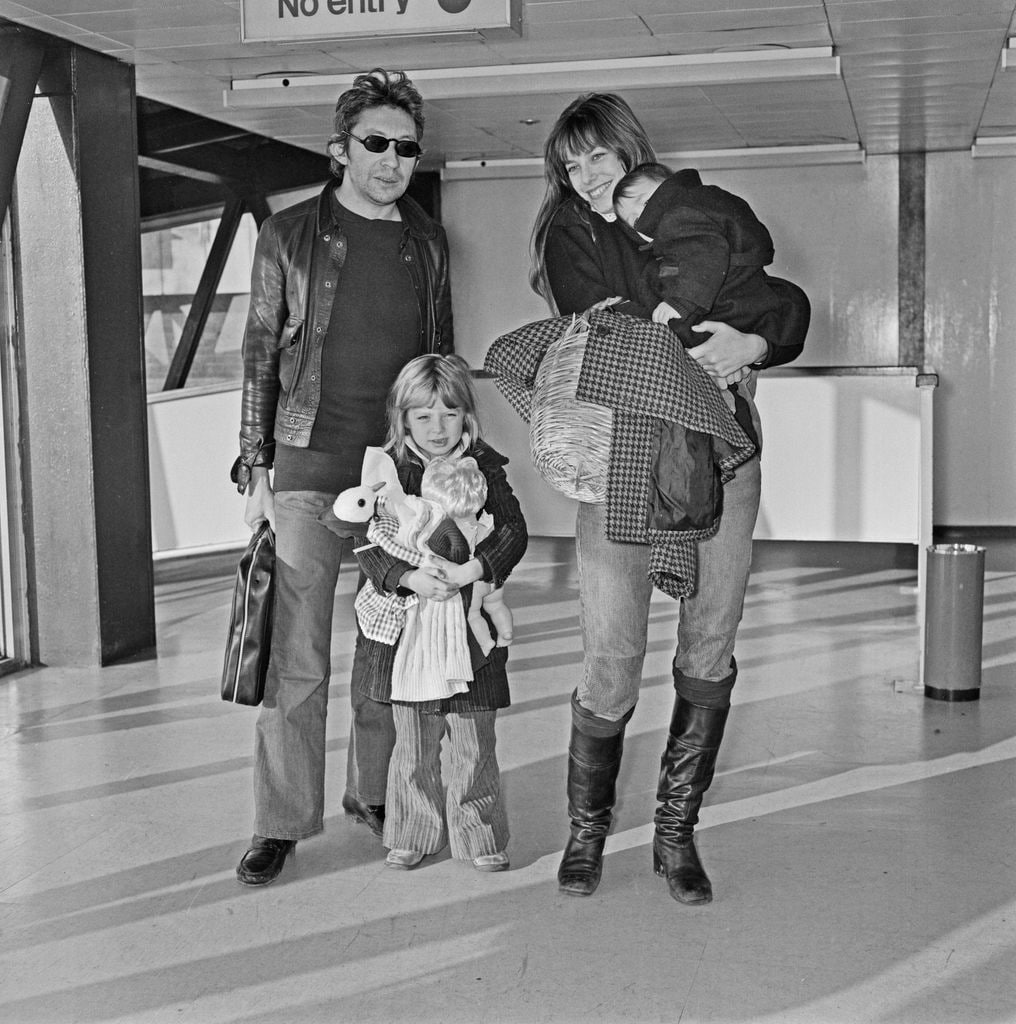 Jane Birkin con sus hijas Kate y Charlotte (en brazos) y su pareja entonces, Serge Gainsbourg, en el aeropuerto de Heathrow